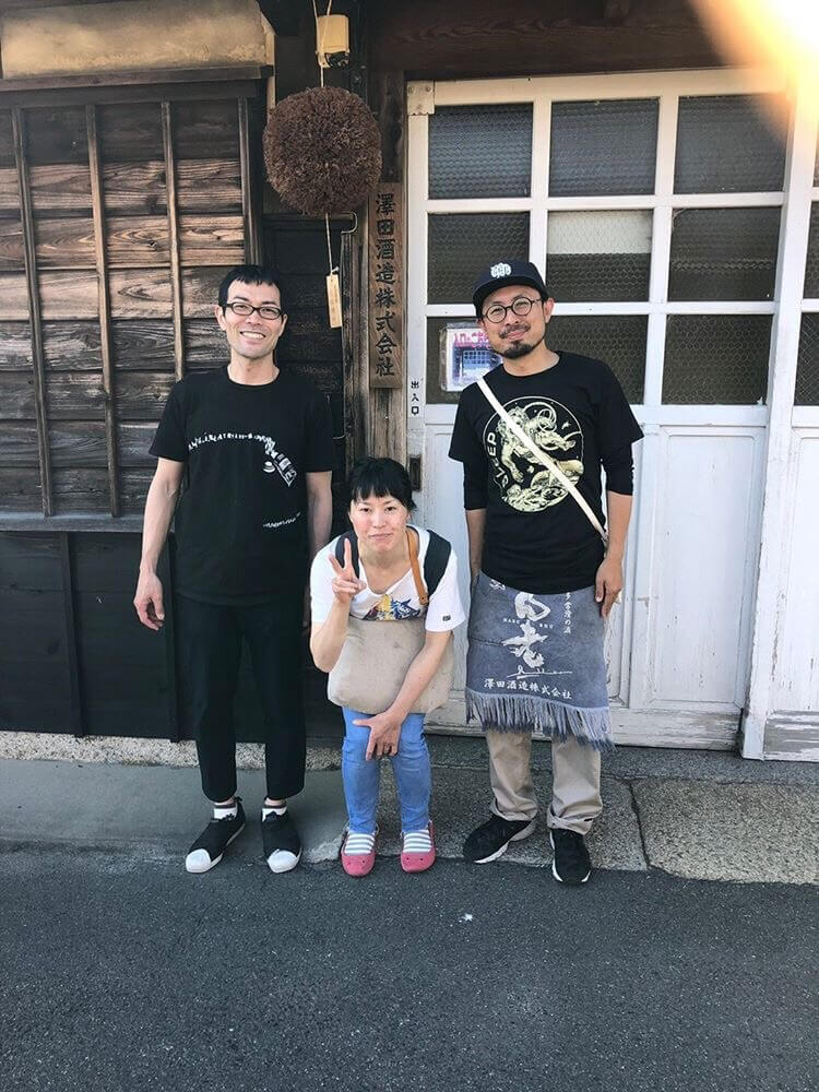 副社長の澤田英敏と店主飯島、スタッフ鈴木と3人の記念写真