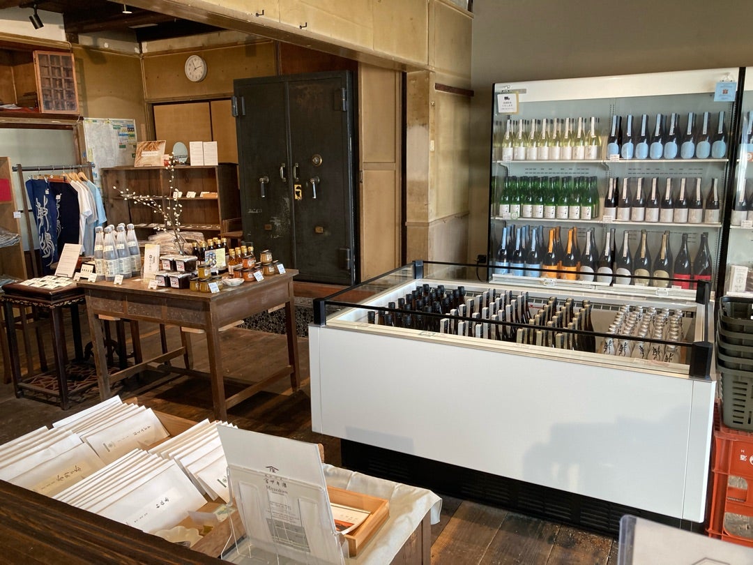 写真：日本酒や地元の名産品の販売コーナー